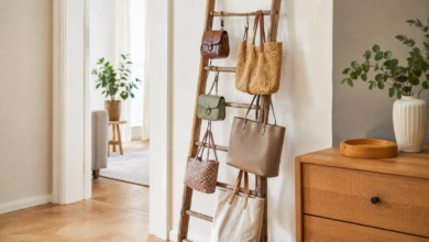 Deko-Leiter für Taschen: Ordnung mit Stil 11 - (Bildinhalt mit KI erstellt) - Bildinhalt mit KI erstellt Deko Leiter für Taschen - Bildinhalt mit KI erstellt