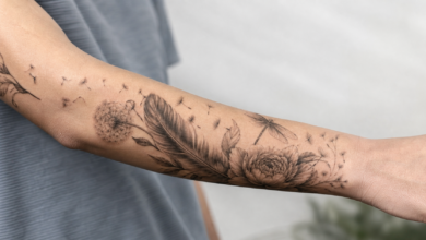Botanisches Tattoo mit Feder, Pfingstrose, Pusteblume und Libelle - Bildinhalt mit KI erstellt