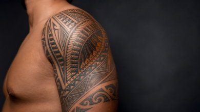 Geometrisches Ornament-Tattoo auf Schulter und Oberarm - Bildinhalt mit KI erstellt