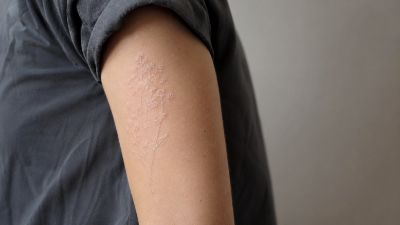 Weiße Tattoos: Alles über den eleganten White Ink Trend 14 - (Bildinhalt mit KI erstellt) - Bildinhalt mit KI erstellt Weiße Tattoos: Alles über den eleganten White Ink Trend - Bildinhalt mit KI erstellt